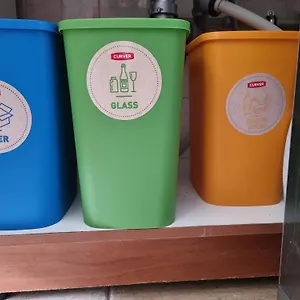לבקר במלון